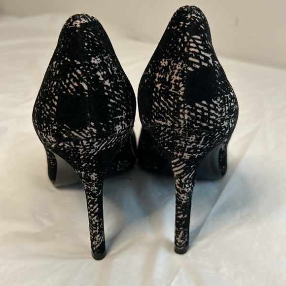 BCBGeneration black &‎ tan velvet heels. Size 8M. Like new in great condition. - Picture 10 of 10